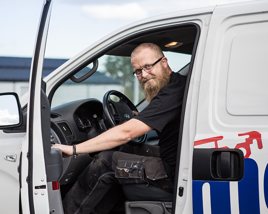 karriär Anställd tittar ut från firmabil