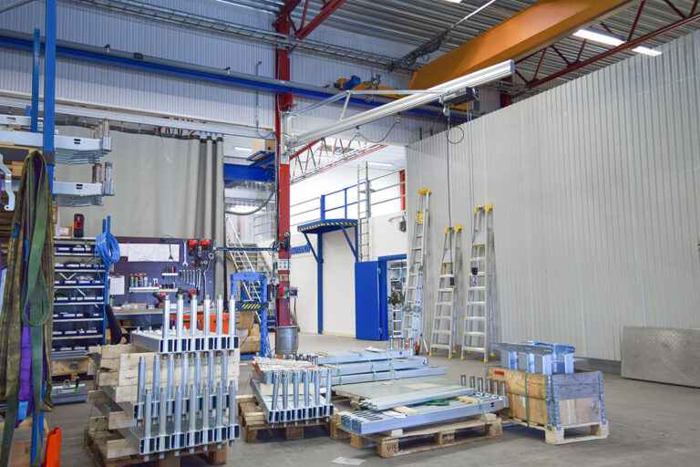 Monteringsstation med väggsvängkran Movomech Mechcrane™ AVS