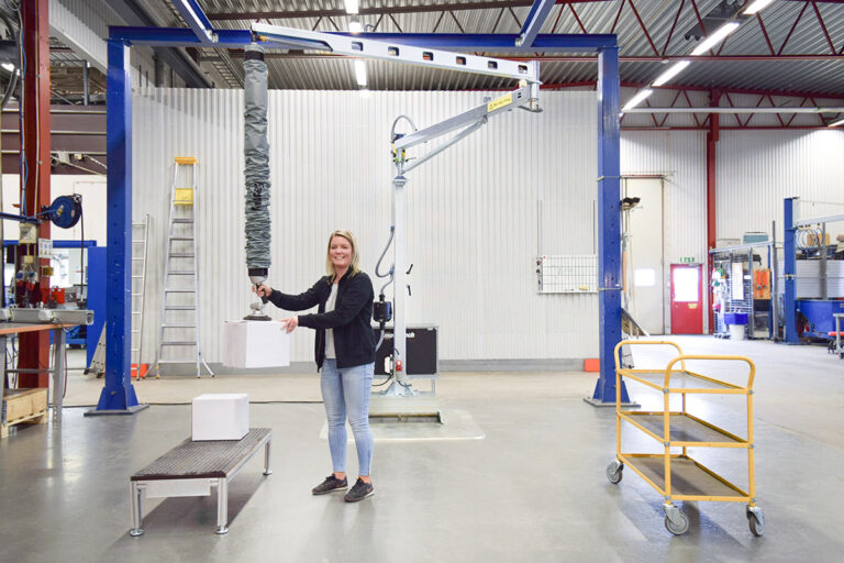 Lifting equipment for easy lifting and handling of cardboard boxes - vacuum lifter integrated in mobile articulated jib arm crane - Easycrane by Movomech