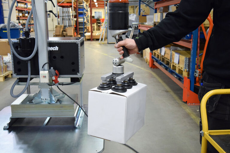 Smooth liftinga and handling of cardboard boxes with mobile vacuum lifter. Easycrane by Movomech.
