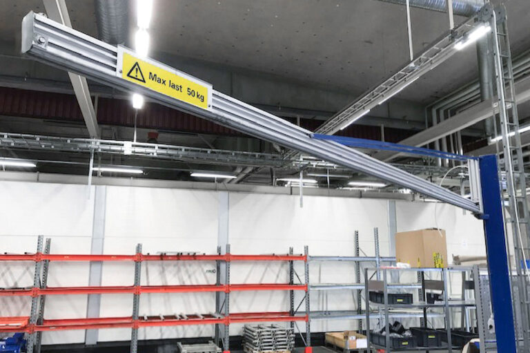Pelarsvängkran för lyft och materialhantering i verkstadsmiljö.