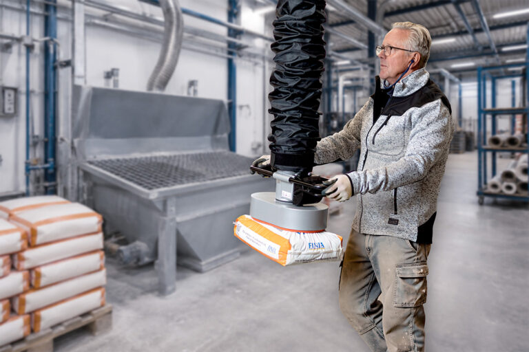 Vacuhand Compact is suitable for handling cement, concrete and other material bags in dusty and demanding environments.